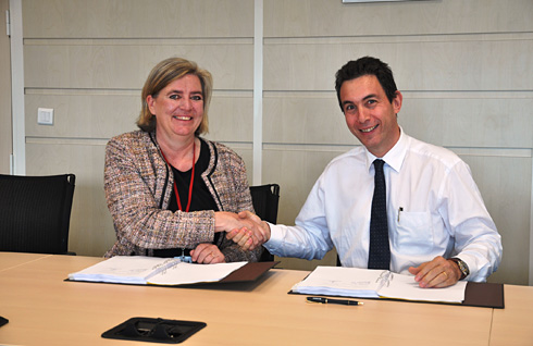 From left to right: Helena Lindberg, General Director at the Swedish Civil Contingencies Agency (MSB), and Jean-Marc Nasr, Head of Secure Communications Solutions at Cassidian, during the signature of the contract (c) Cassidian