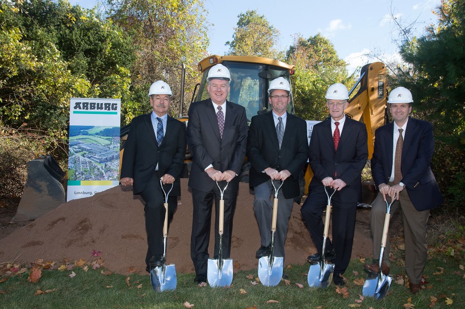 Groundbreaking ceremony for the new Arburg building in Rocky Hill: Friedrich Kanz (2nd from right), President Arburg Inc., with his colleagues Robert Arace (2nd from left), Vice-President & CFO, and John Adamowicz (left), Service, with the responsible architect James Becker (centre), Tecton Architects, and Donald Swanson (right), Vice President AZ Corp / Construction Management.   Photo: DFphotography (Daniel Ferrari) 