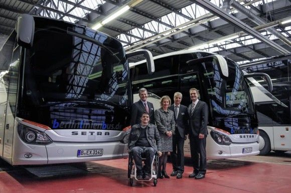 Group photo with one of the new S 516 HDs for "berlinlinienbus.de" (blb). From the left: Mr Kuckuk, who made himself available for the presentation of the handicapped lift, blb general manager Karsten Schulze, Ellen Engel-Kuhn, head of the PR department at DB for matters pertaining to the handicapped, blb general manager Jörg Schaube and Heinz Friedrich, sales manager Germany at Setra Buses & Coaches