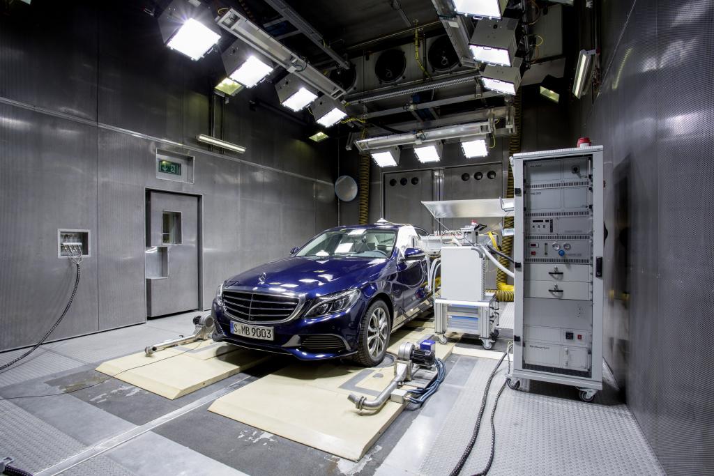 Mercedes-Benz has been awarded the Seal of Quality of the European Centre for Allergy Research Foundation (ECARF) for the C-Class. Interior readings are carried out in the laboratory.