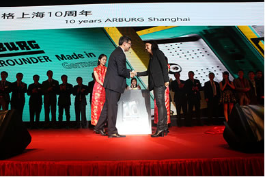 Managing Partner Juliane Hehl (right) thanks Zhao Tong, Managing Director Arburg Shanghai, along with his team and hands him the anniversary sculpture. Photo: Hongwu Mei/ARBURG 