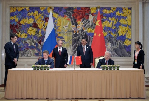In foreground – Alexey Miller and Zhou Jiping, in background – Vladimir Putin and Xi Jinping. Photo by RIA Novosti
