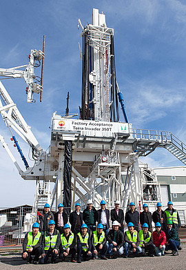 Factory acceptance of the first "Innovative Hydraulic Rig" for China was successfully completed by the customer CNPC in the Schwanau plant on March 18, 2014.