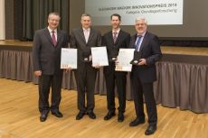 WACKER Executive Board member, Auguste Willems, with this year’s winners of the Alexander Wacker Innovation Award: (from left to right) Dr. Carsten Born-hövd, Dr. Tobias Daßler and Dr. Günter Wich.