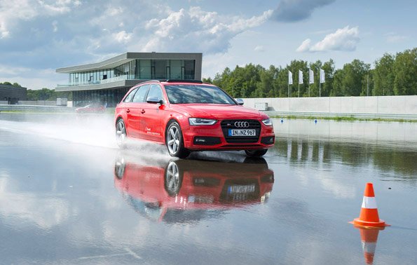 With the wide range of driving training offered by Audi driving experience, customers can directly experience the Audi models at the new site in Neuburg an der Donau. One highlight is driving on the so-called driving dynamics area, which can be sprayed with water; in the background the customer building.