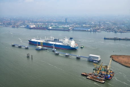 The LNG tanker Independence, a floating factory for converting liquefied natural gas into a burnable variety, moored on the Klaipedos LNG terminal on 27 October 2014. Photo: Kestutis Fedirka