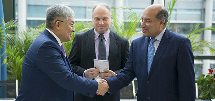 EBRD President Suma Chakrabarti and the Akim of Kyzylorda Oblast, Krymbek Kusherbayev at the signing ceremony