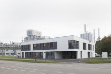 The new Health Center at WACKER’s Burghausen site. The company invested around €4 million in the new building. (photo: Wacker Chemie AG). 