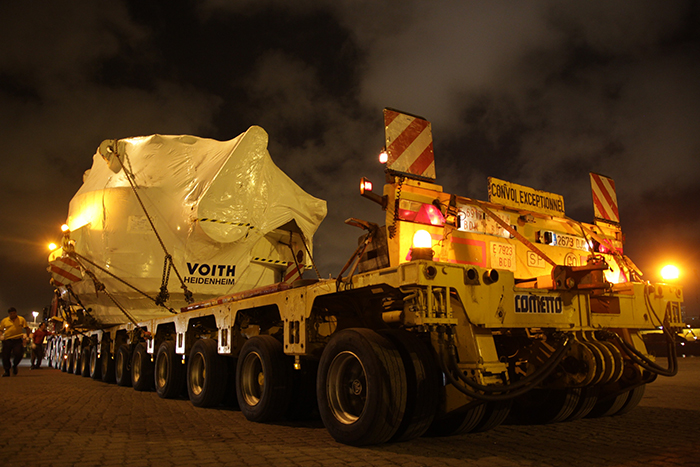 Start of the exceptional load in the harbour of Leixoes, Portugal on May 13th at 12am.