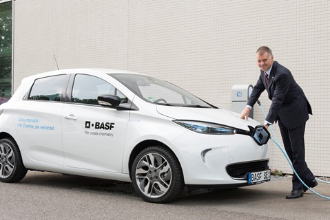 100 charging points for BASF: Dr Friedrich Seitz, plant manager at BASF in Ludwigshafen, charges one of the new electric company vehicles at an RWE charging column.