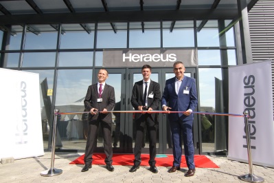 Ribbon Cutting: (from left) Samuel Cires, General Manager Heraeus Romania, Dr. Frank Stietz, President Heraeus Electronics and Iosif-Ionel Toma, Mayor of Giroc (Source: Heraeus)
