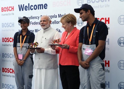 German Chancellor Merkel and Indian Prime Minister Modi visited the facilities of Bosch in Bangalore on October 6. By two apprentices at Bosch in India, they were presented a lion which symbolizes the “Make in India” initiative of the Indian government.