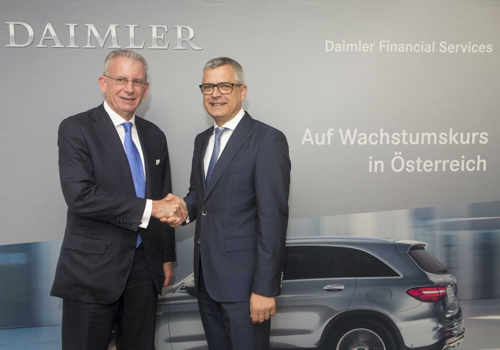 Mit dem Start der Mercedes-Benz Bank GmbH bietet Daimler erstmals Autokredite in Österreich an. Die Welcome Bank der Wiesenthal Autohandels AG wurde zur Mercedes-Benz Bank umfirmiert. Franz Reiner, Vorstand von Daimler Financial Services, und Dr. Alexander Martinowsky, Vorstand Wiesenthal Autohandels AG (von recht/links).  