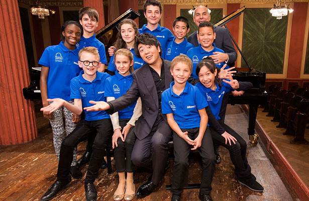 Talented pianists: Lang Lang and Leszek Lukas Barwinski of the Lang Lang International Music Foundation with the participants of this year‘s Allianz Junior Music Camp.