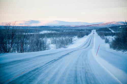 Maantie Käsivarren Lapissa Enontekiöllä. ||| A country road in Western Lapland in Enontekiö.