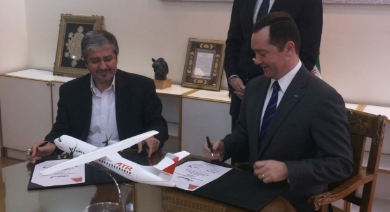 On the left, Mr. Farhad Parvaresh, Chairman and member of the Board of Iran Air; on the right Mr. Patrick de Castelbajac, Chief Executive Officer of ATR © ATR