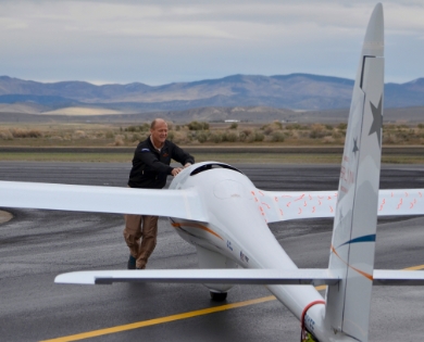 Airbus Group CEO Tom Enders worked alongside the Perlan 2 glider team in the programme's home hangar in Minden, Nevada.