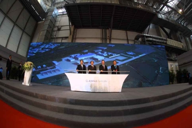 Photo caption from left to right: Duan Chunhua, Vice Mayor Tianjin; Lin Nianxiu,Vice Mayor‎ NDRC; Fabrice Brégier, Airbus President and CEO; Lin Zuoming, Chairman of AVIC © Airbus