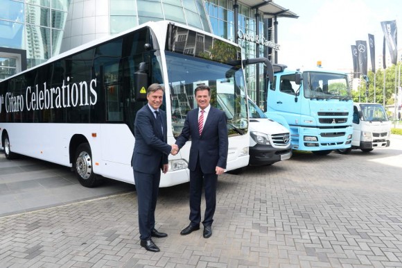Dr. Wolfgang Bernhard, responsible for Trucks & Buses in Daimler’s Board of Management, and Kai-Wolf Ahlden, Head of Daimler’s regional center for South East Asia at the handover of the 1000th Mercedes-Benz Citaro city bus in Singapore