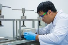 Technical service engineers test products and formulations for the Southeast Asian market. Spanning an area of more than 1,500 square meters, WACKER’s regional competence center now houses under a single roof both customer development, applications technology, and a training facility for silicones and polymers applications.