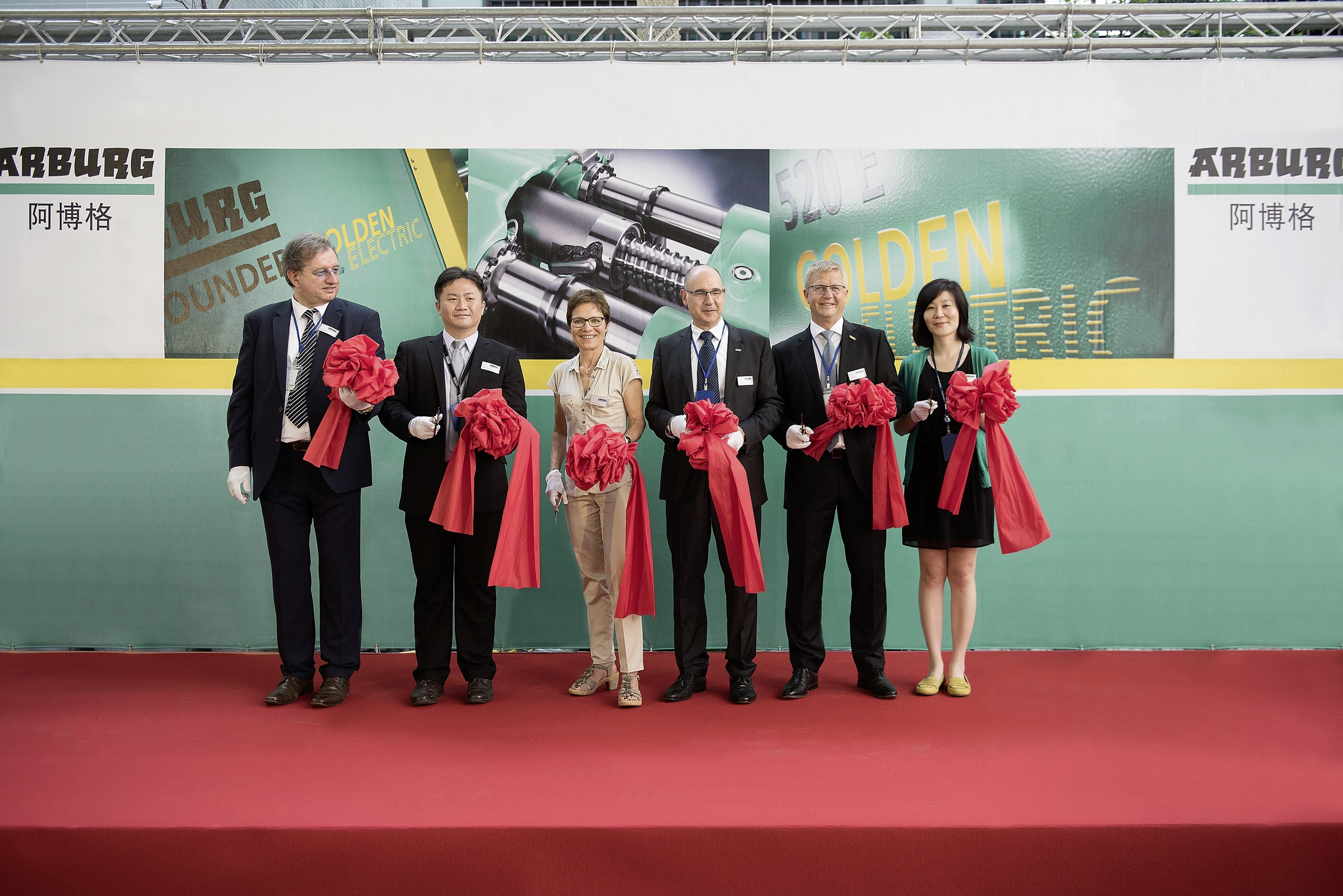 Inauguration ceremony for the Arburg subsidiary in Taiwan: Renate Keinath (3rd from left), Managing Partner, Michael Huang (2nd from left), Managing Director of the Arburg subsidiary in Taiwan, Gerhard Böhm (2nd from right), Managing Director Sales, Andrea Carta (3rd from right), Overseas Sales Director, Georg Anzer (left), Georg Anzer (left), Human Resource Management Director, and Hazel Liu (right), Senior Finance Manager in Taiwan. Photo: ARBURG - Traveler H. 