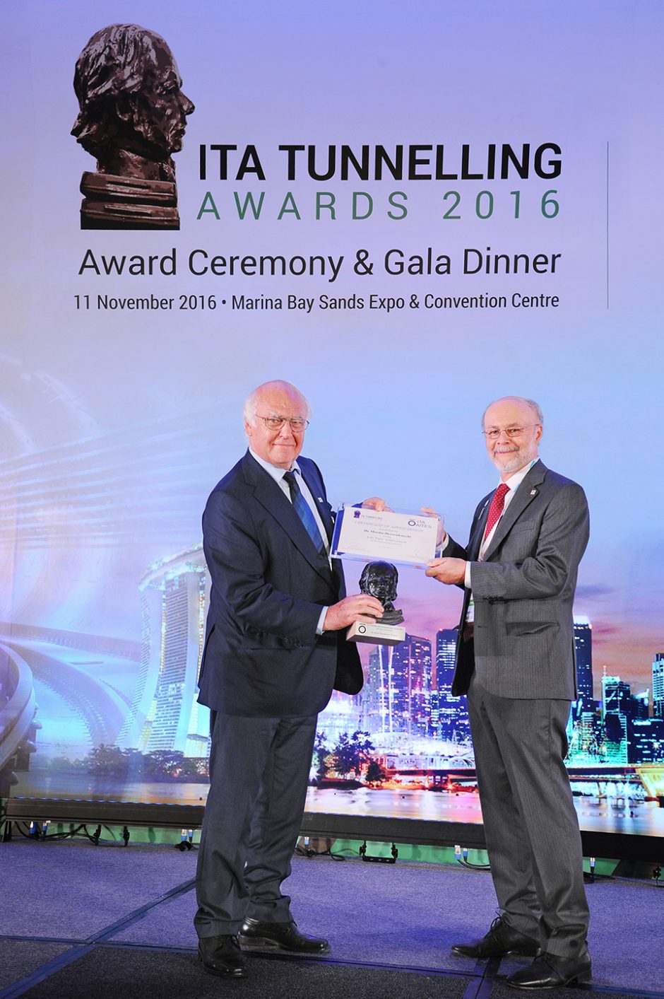 ITA President Tarcisio Celestino presents Dr.-Ing. E.h. Martin Herrenknecht the "ITA Lifetime Achievement Award" for his outstanding achievements in tunnelling.