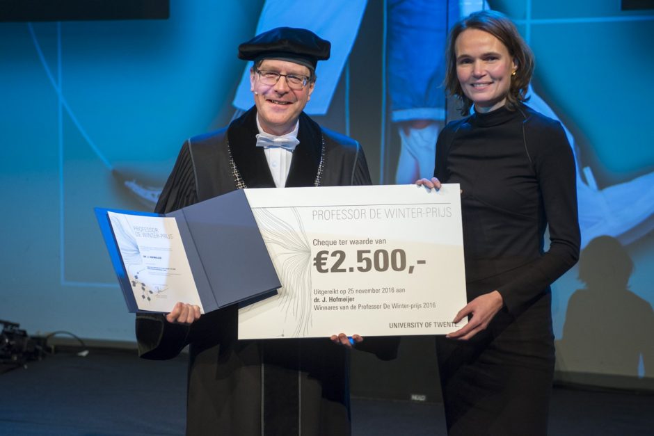 The Professor De Winter Award presented to Dr. Jeannette Hofmeijer for her Early EEG contributes to multimodal outcome prediction of postanoxic coma research 