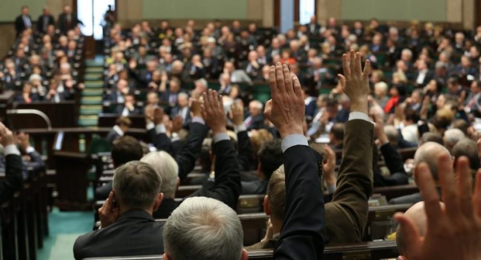 Members of parliament raise their hands during a vote at a session of the Polish parliament, the Sejm, Warsaw, 22 February 2013. (Polish parliament/Krzysztof Białoskó