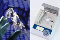 Die Foliendisk (links) wird zur vollautomatisierten Blutanalyse in ein Point-of-Care-Gerät eingelegt (rechts) / Quelle: IMTEK/Bernd Müller