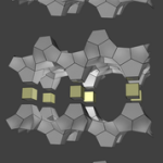 1. Het oorspronkelijk zeoliet kan voorgesteld worden als lagen (grijs) verbonden door twee kubussen (geel).2. De kubussen worden systematisch uit het oorspronkelijk materiaal geknipt.3. De lagen worden niet aangetast en op alternatieve manieren aaneengeschakeld.