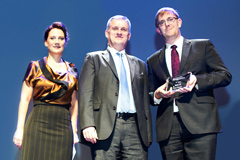 Lutz Hansen (right), vehicle fleet manager at Bayer, was presented with the award by Caroline Thonnon from Fleet Europe and Olivier Bodet from PSA Peugeot Citroën.