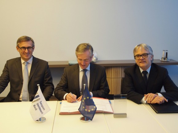 Neue Werkstoffe für Mobilität und Energie – EIB unterstützt Forschungsprojekt der Voestalpine from left to right: Mr Robert Ottel, Member of the board of Voestalpine AG (CFO), Mr Wilhelm Molterer, Vice-President of the EIB and Dr. Wolfgang Eder, CEO Voestalpine AG 30.11.2012