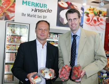 MERKUR Vorstand Michael Franek und BP Austria Geschäftsführer Patrick Wendeler freuen sich über die erfolgreiche Kooperation.