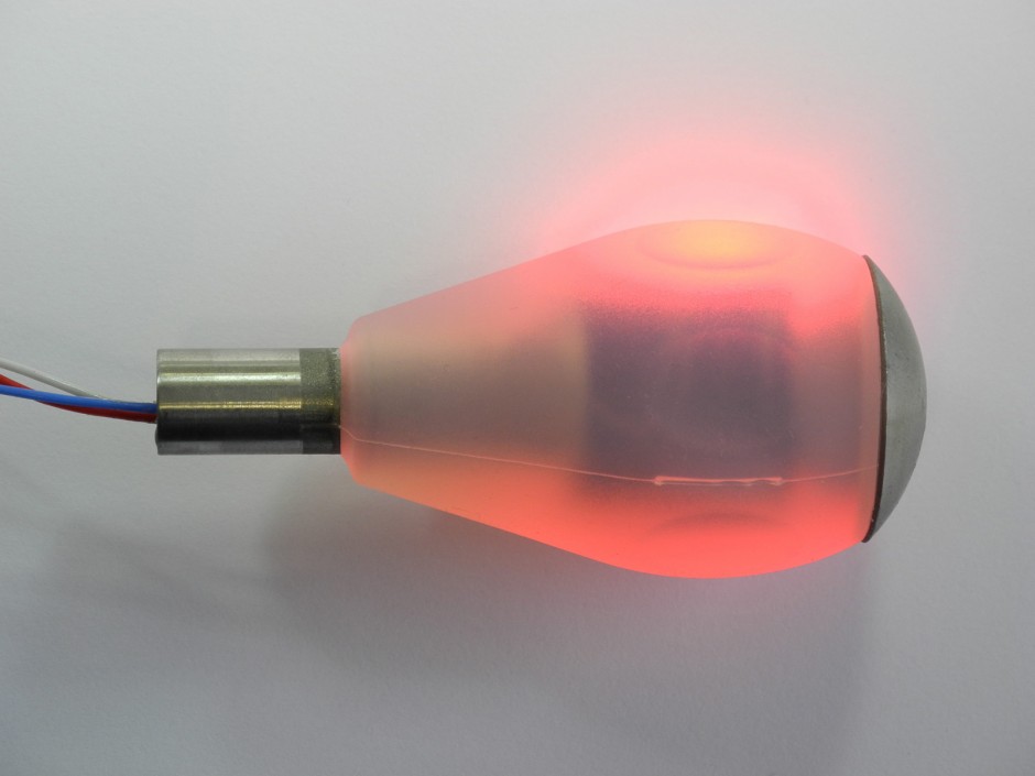 Ist der optimale Drehmoment erreicht, leuchtet eine LED im Innern des Instrumentengriffs auf. © Fraunhofer IPA