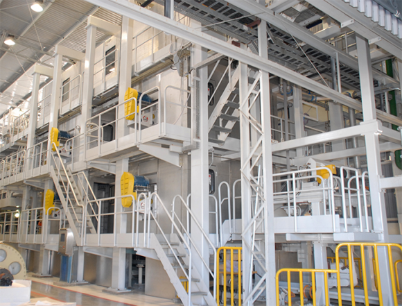 Pilot machine in São Paulo: the vertical dryer section saves energy, space and costs.