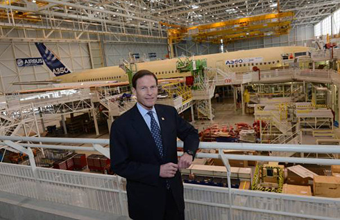 United States Senator Richard Blumenthal in the A350 XWB Final Assembly Line (c) Copyright Airbus – Philippe Masclet