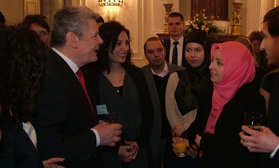 Eine Teilnehmerin der Jungen Islam Konferenz im Gespräch mit Bundespräsident Joachim Gauck
