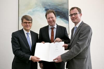 Signing of Cooperation contract between Institute for Aircraft Design and Daimler AG. left to right: Prof. Dr. Herbert Kohler, Vice President Group Research and Sustainability; Chief Environmental Officer Daimler AG; Prof. Dr. Wolfram Ressel, rector of the university of Stuttgart; Prof. Dr. Peter Middendorf, Head of the Institute for Aircraft Design at the University of Stuttgart Photo number: 13A358 File size: 1.622 MB File size, low: 0.014 MB Date: Mar 21, 2013