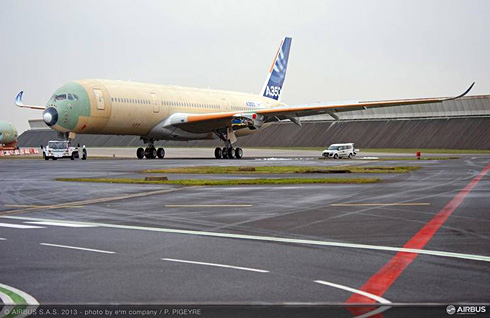 The first A350 XWB – MSN001 – now showing its completed wings, has moved to its next phase of ground testing, from Roger Béteille A350 XWB FAL “Station 30” to the Clément Ader area “Station 18” in Toulouse. The aircraft is structurally complete and shows the installed winglets, belly fairing panels, main landing gear doors. (c) Airbus