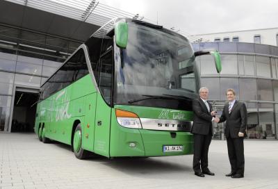 Heinz Friedrich, brand spokesman for Setra Germany (right), hands the symbolic key to the vehicle to Managing Director Guido Gröpper.