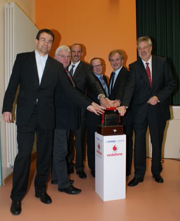 (v.l.) Robin Weiand (RWE Fibernet), Ortsbürgermeister Heinz-Ludwig Kub (Kisselbach), Klaus Krug (Vodafone), Joachim Busch (RWE Deutschland), VG-Bürgermeister Arno Imig (Rheinböllen), Rainer Boost (Westnetz)