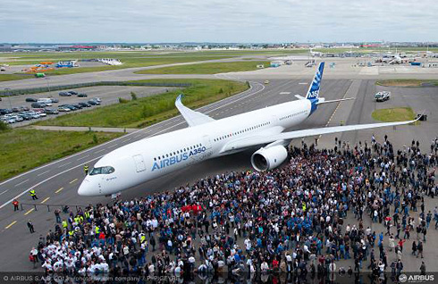 The completed A350 XWB MSN001 is welcomed by Airbus employees in Toulouse. (c) Airbus