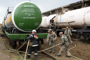 Personnel from Kazakhstan's military transfer mélange into the special cisterns that will be sent to Russia for safe disposal, Sary Ozek, 29 June 2013. (OSCE/Mikhail Assafov)