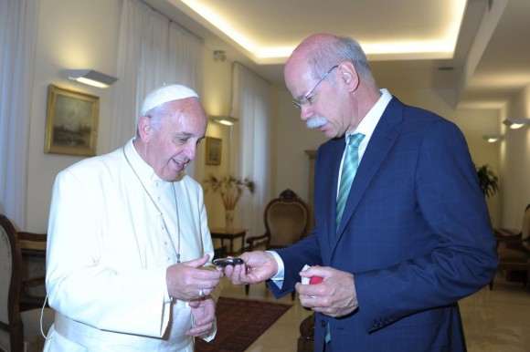 Dieter Zetsche visits Pope Francis at the Vatikan: Dr Dieter Zetsche, Chairman of the Board of Management of Daimler AG and Head of Mercedes-Benz Cars, handed over the keys to the new official papal vehicle to the Head of the Catholic Church yesterday at a meeting in the Vatican City. During their encounter they also discussed sustainable and safer mobility as well as the Daimler AG’s charitable commitment.