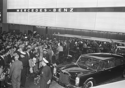 Mercedes-Benz Model 600 (model series W 100, 1964 to 1981): Large crowds at the 1963 International Motor Show in Frankfurt/Main during the vehicle’s public premiere