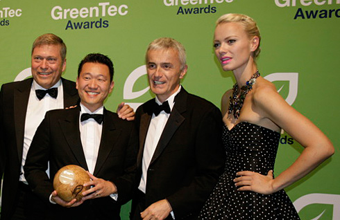 Left to right: Günter Butschek, Chief Operating Officer (COO), Airbus - Stefan Lee, Programme Manager Multifunctional Fuel Cell Integration, Airbus Axel Krein, Senior Vice President Research and Technology, Airbus Franziska Knuppe, Top Model and Presenter of the Green Tec Award in the Aviation Category (c) Airbus