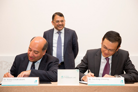 EBRD President Sir Suma Chakrabarti and IE Singapore CEO Teo Eng Cheong sign a Memorandum of Understanding.