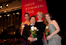 The President of NEUE STIMMEN, Liz Mohn (second from the right), with the winners. From left to right: Nadine Sierra, Myong-Hyun Lee and Nicole Car. Photo: Thomas Kunsch