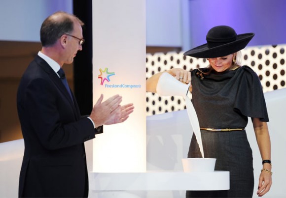 Queen Máxima opens the new Innovation Centre by pouring a jug of milk.