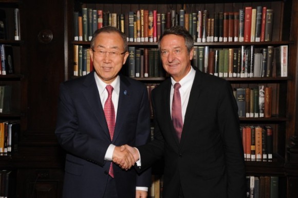 UN Secretary-General Ban Ki-moon and Dr Ulrich Schröder (Chairman of the IDFC and CEO of the KfW Group) on 13 October 2013 at Washington D.C.